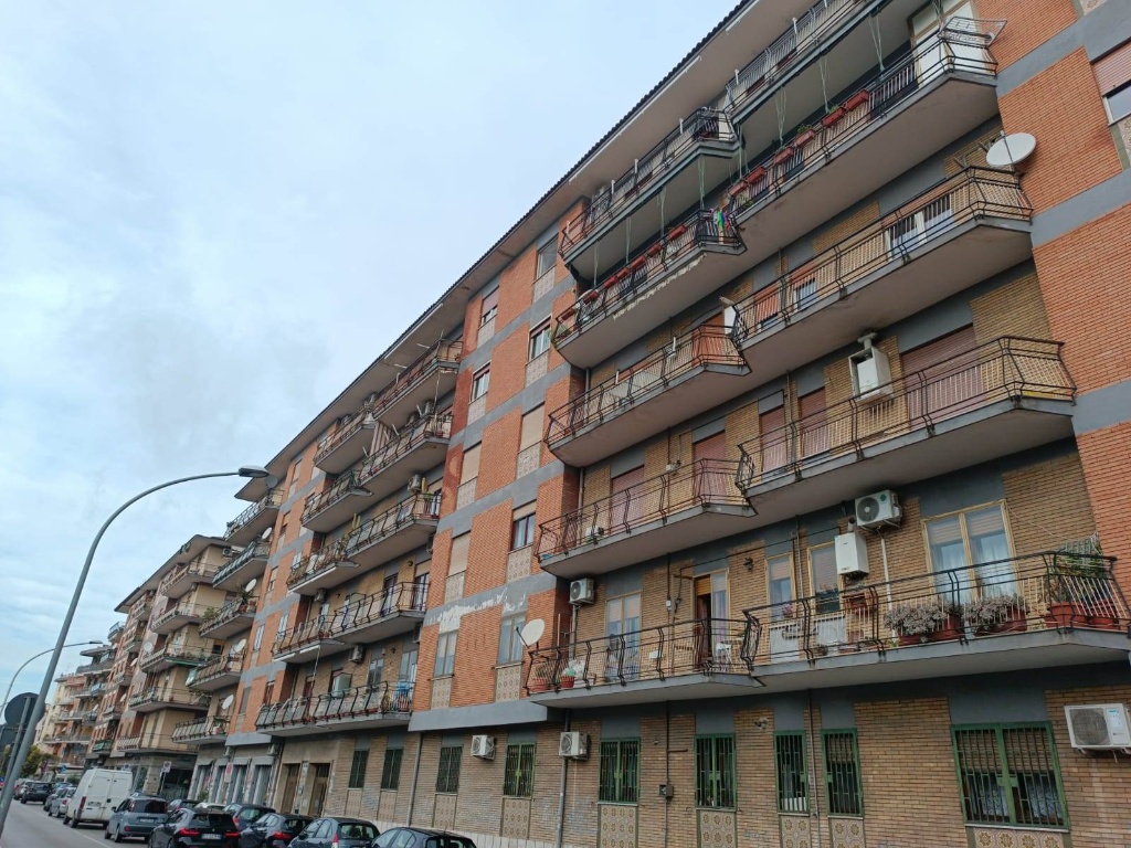 Trilocale in Viale Lincoln 265, Caserta, 2 bagni, 100 m², 3° piano