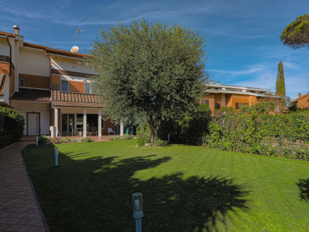 Villa in Via Teosebio, Roma, 1 bagno, giardino in comune, posto auto