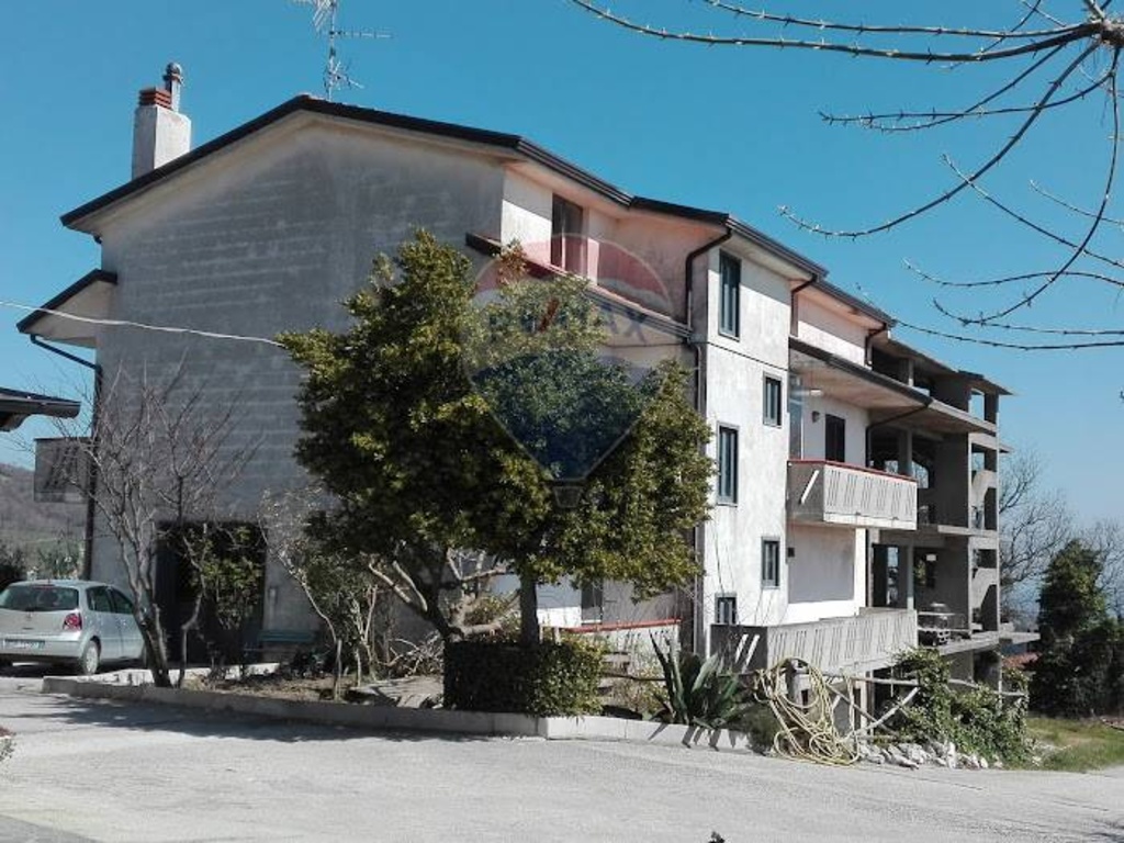 Appartamento a Montesarchio, 16 locali, 4 bagni, giardino privato