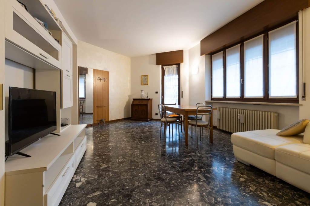 Appartamento a Verona, 6 locali, 2 bagni, 132 m², piano rialzato