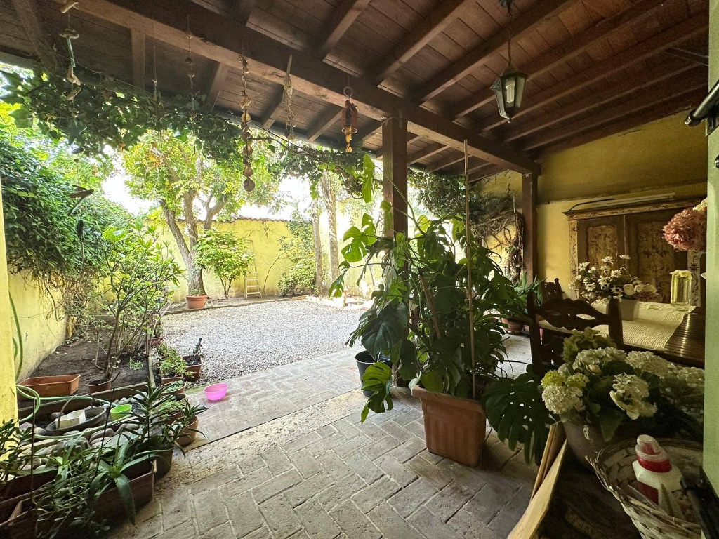 Casa indipendente a Mantova, 8 locali, 2 bagni, giardino privato