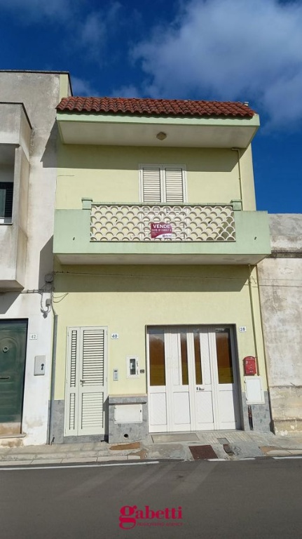 Casa indipendente in Via Matteotti 40, Carpignano Salentino, 5 locali