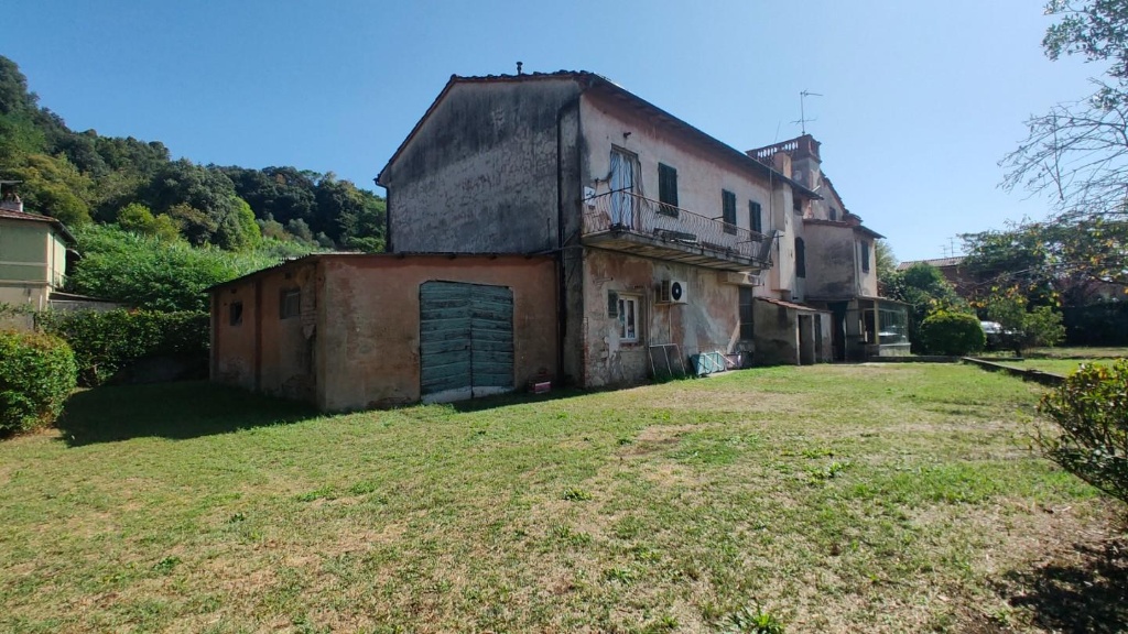 Villa a Lucca, 8 locali, 2 bagni, giardino privato, 180 m² in vendita
