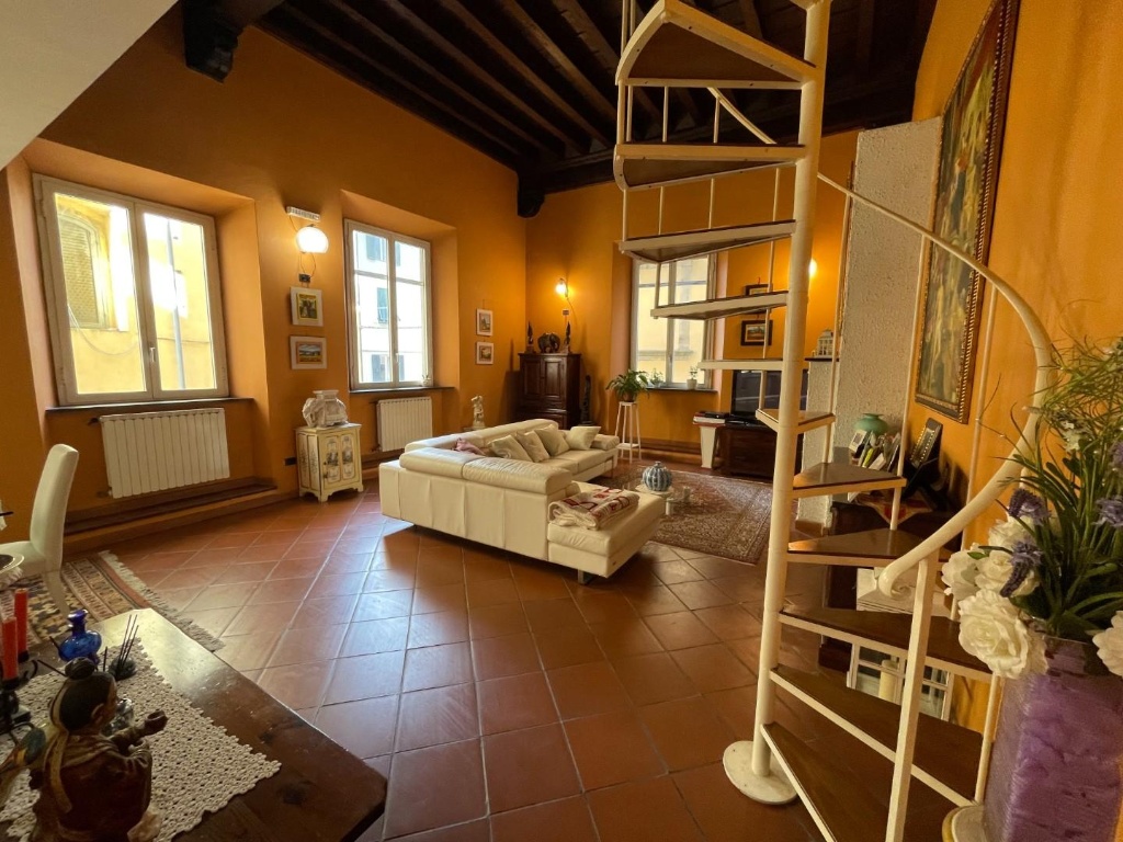 Appartamento a Lucca, 5 locali, 2 bagni, 240 m², 1° piano in vendita