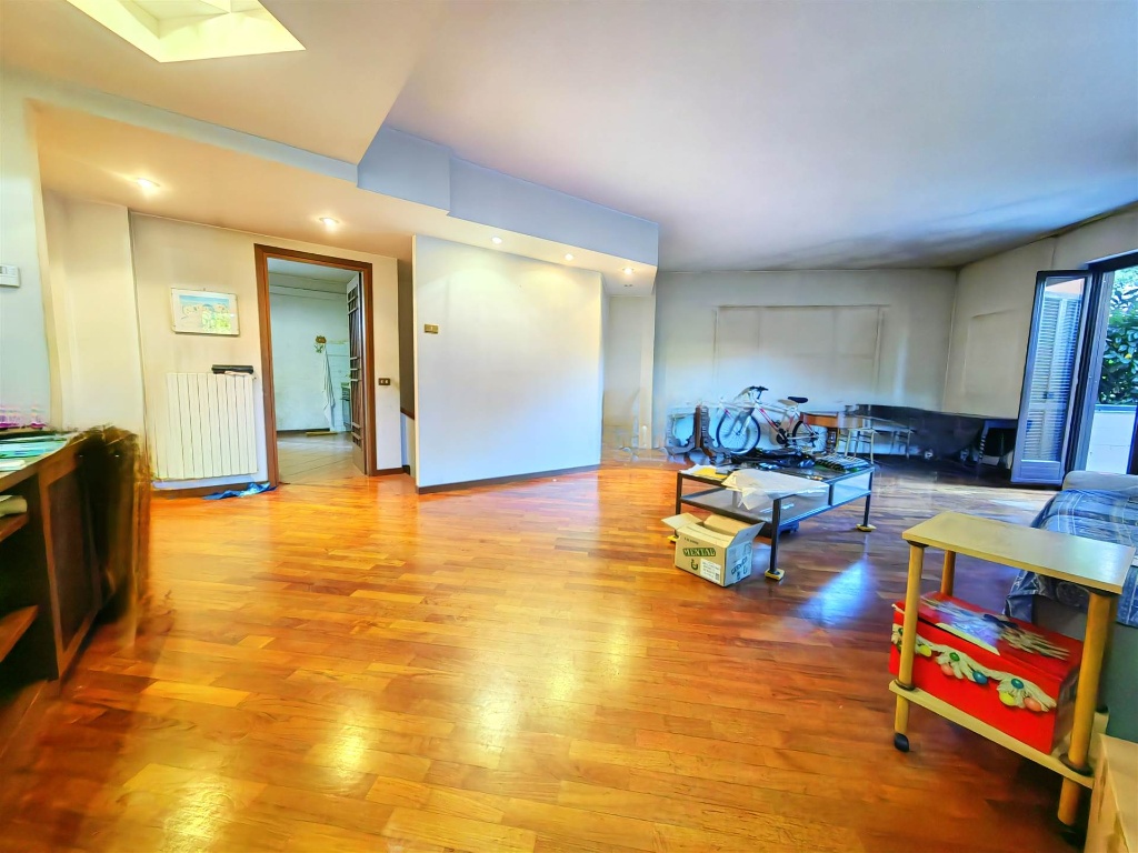 Appartamento indipendente in Via perosi, Prato, 5 locali, 3 bagni