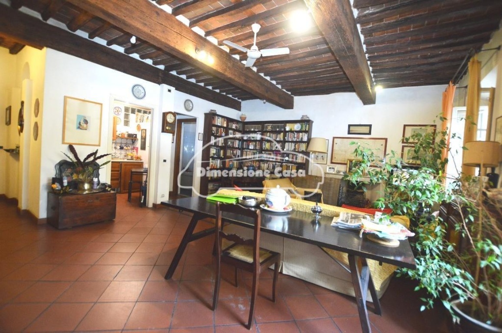 Appartamento a Lucca, 5 locali, 2 bagni, posto auto, 158 m², 1° piano