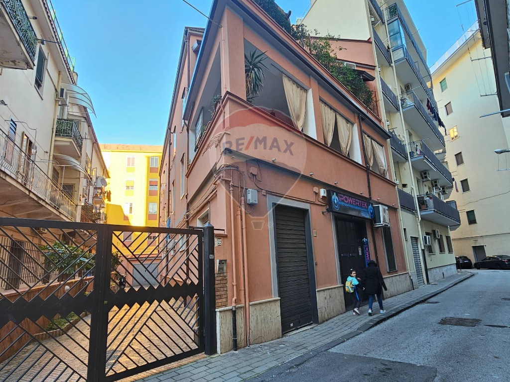 Trilocale in Via Giovanni Berta, Salerno, 1 bagno, 100 m², 1° piano