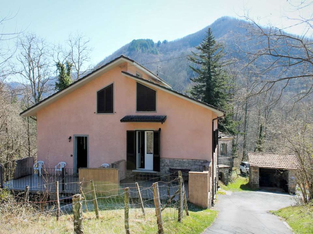 Villa in Frazione di Zeri, Zeri, 14 locali, 4 bagni, giardino privato