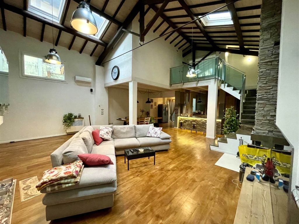 Loft a Prato, 3 locali, 2 bagni, 230 m², terrazzo, aria condizionata