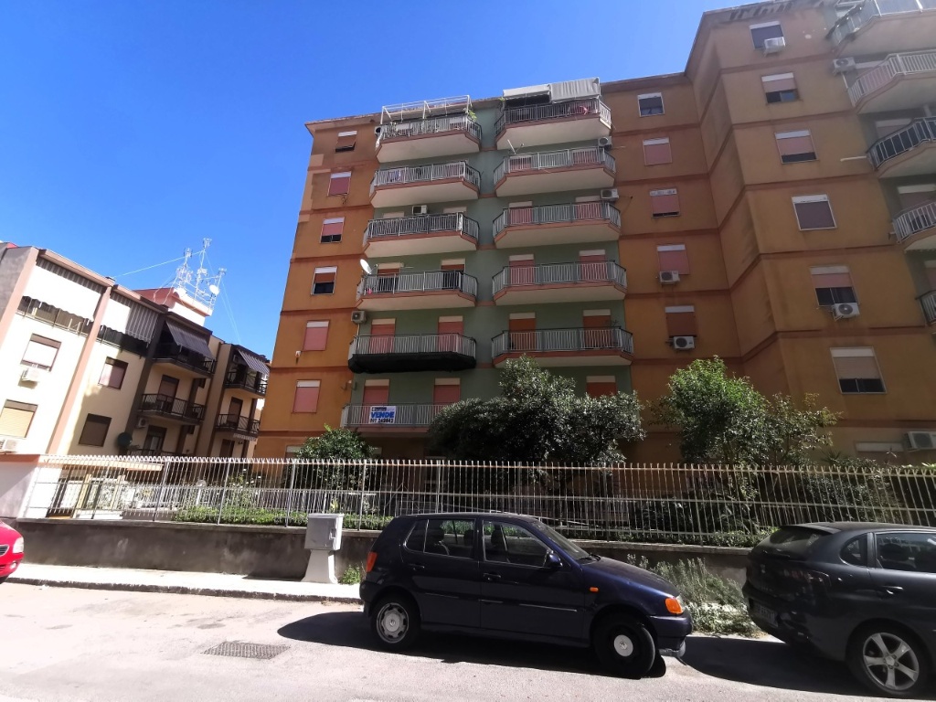 Quadrilocale in VIA RE ENZO, Palermo, 2 bagni, posto auto, 120 m²