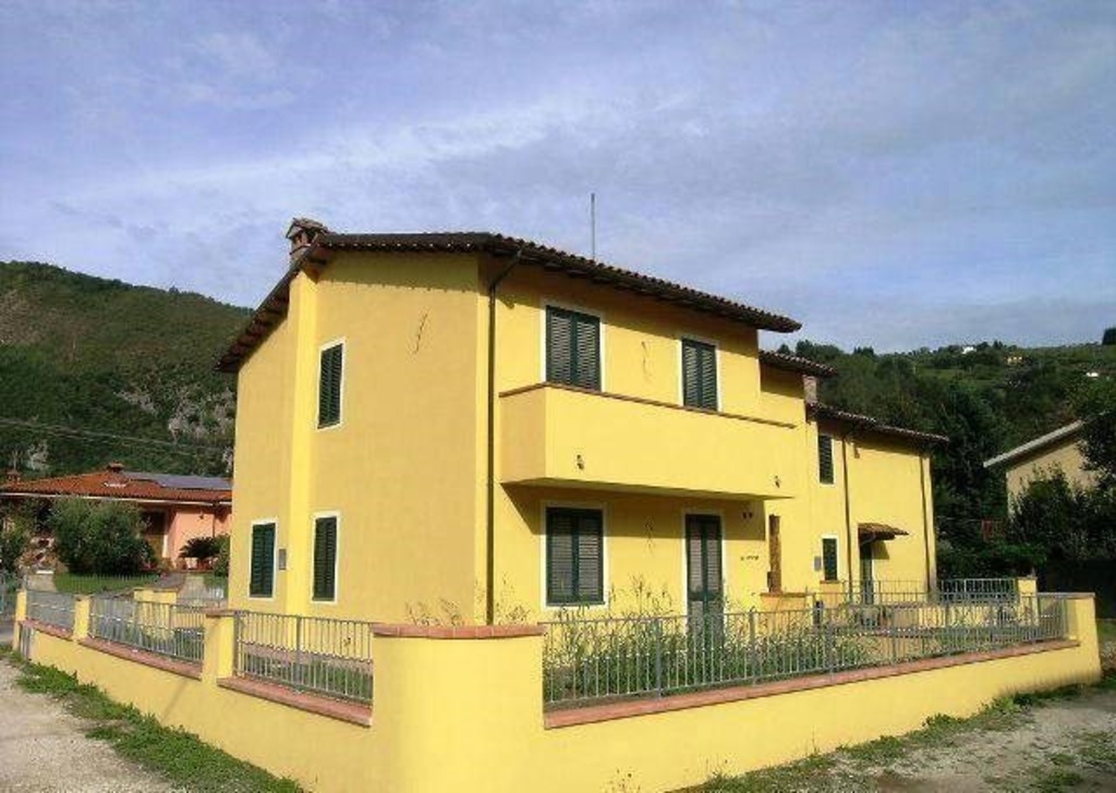 Villa a schiera a Borgo a Mozzano, 5 locali, 2 bagni, giardino privato
