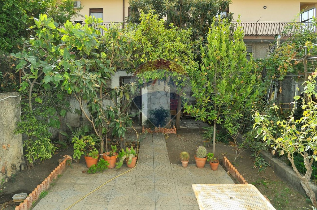 Casa semindipendente in Via Carrubella, Catania, 4 locali, 1 bagno