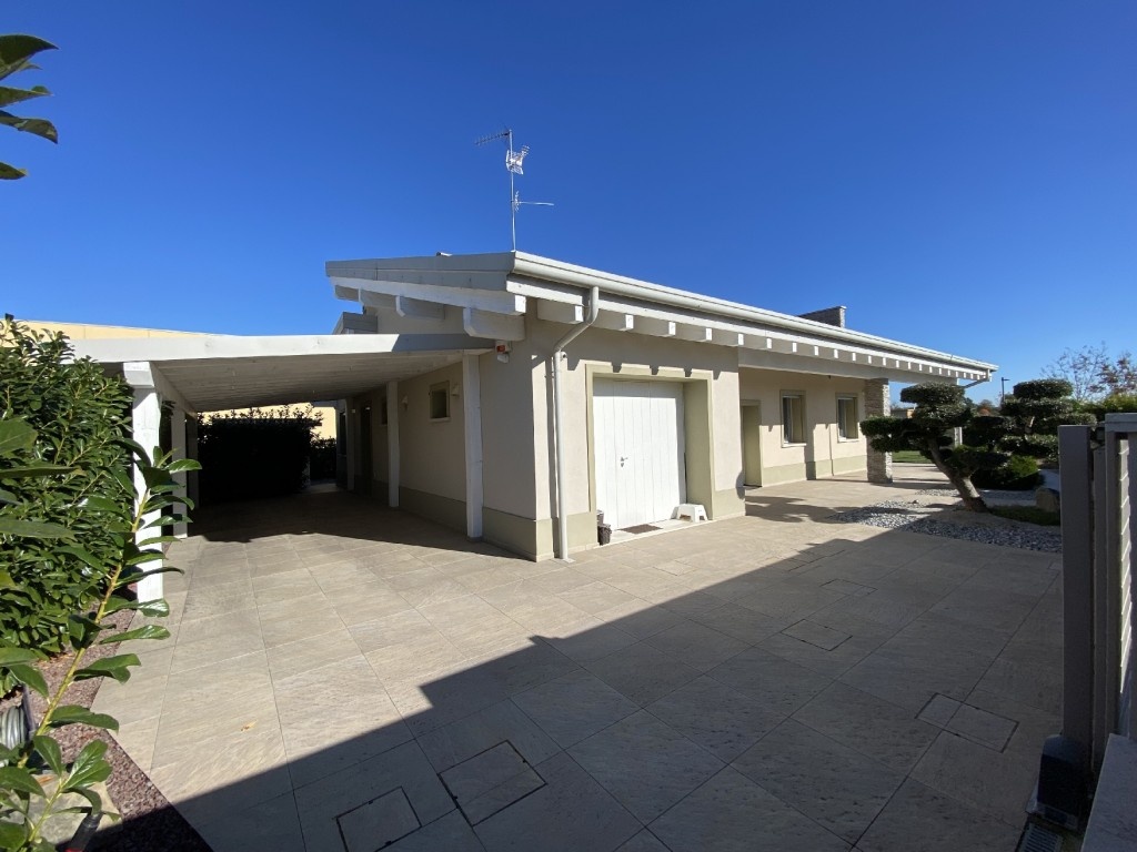 Villa in Via Giovanni Falcone, San Felice sul Panaro, 8 locali, garage