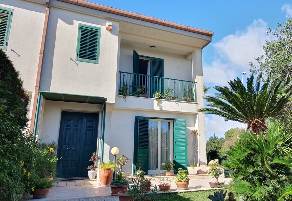 Villa a schiera a Ragusa, 5 locali, 2 bagni, giardino privato, garage