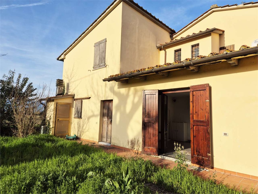 Casa indipendente a Prato, 6 locali, 2 bagni, giardino privato, 265 m²