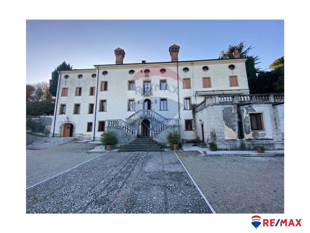 Casa indipendente in Via Tiepolo, Vicenza, 20 locali, giardino privato