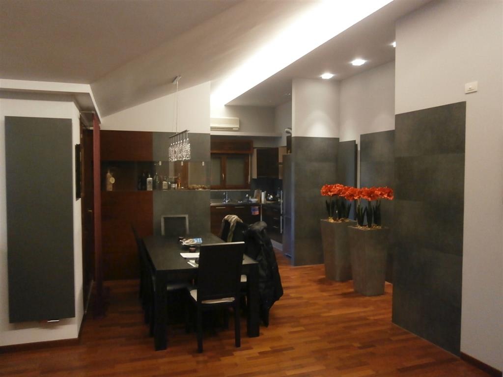 Attico a Mortara, 4 locali, 2 bagni, arredato, 150 m², 3° piano
