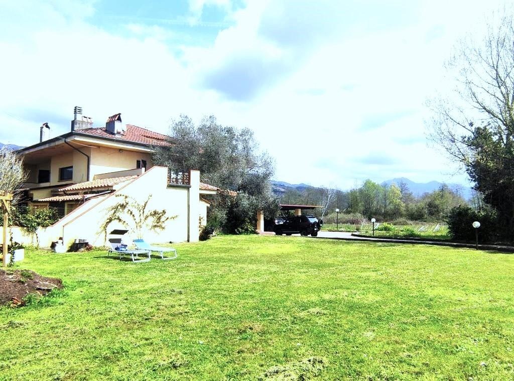 Villa trifamiliare a Montignoso, 5 locali, 2 bagni, giardino privato