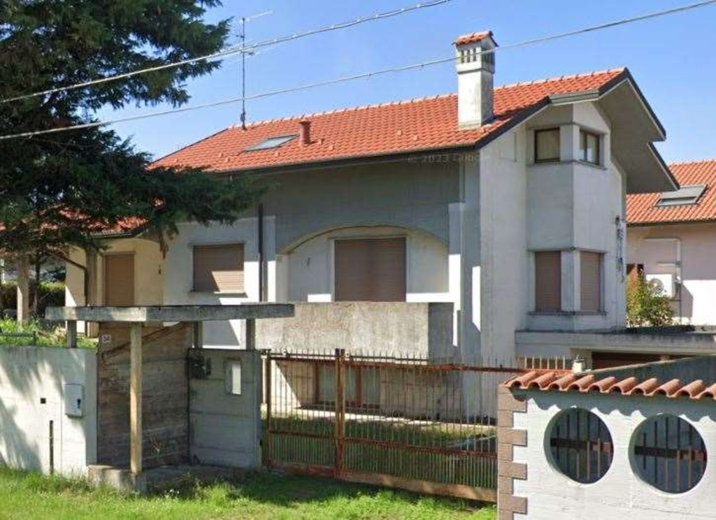 Casa indipendente in Via della Repubblica 34, Parabiago, 8 locali