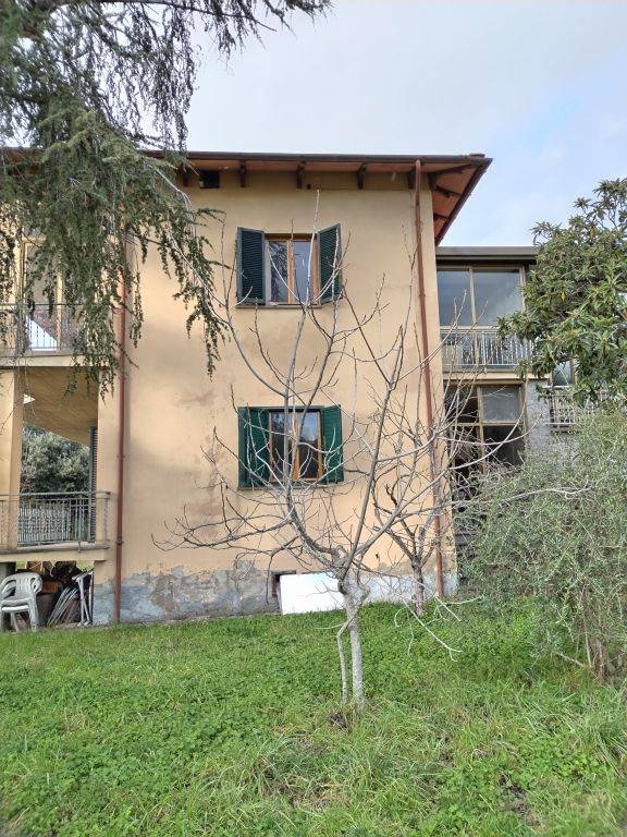 Villa singola a Loro Ciuffenna, 10 locali, 2 bagni, 320 m² in vendita