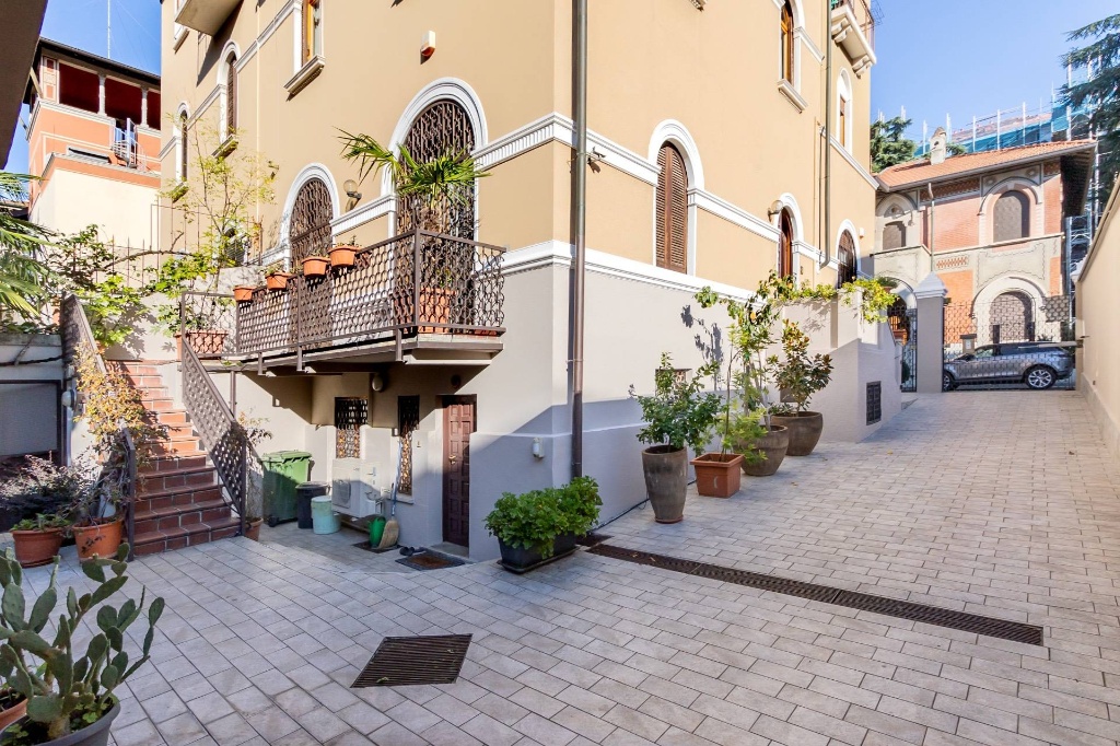 Villetta bifamiliare in Via Augusto Righi, Milano, 9 locali, 3 bagni