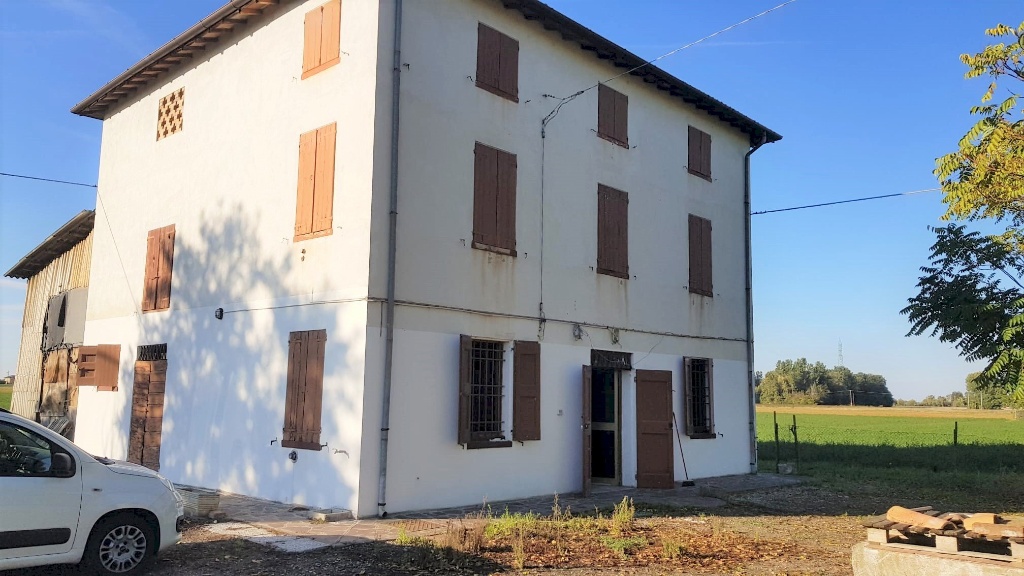 Casa indipendente in Strada Albareto, Modena, 5 locali, con box