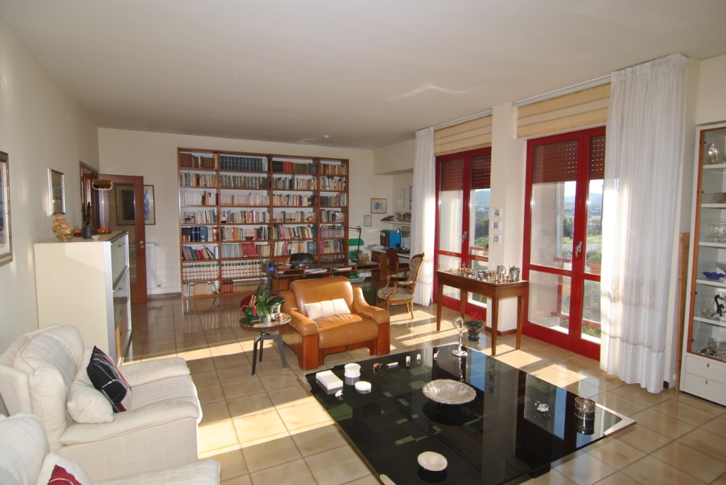 Appartamento in Viale dei Pini 5/A, Livorno, 6 locali, 141 m²