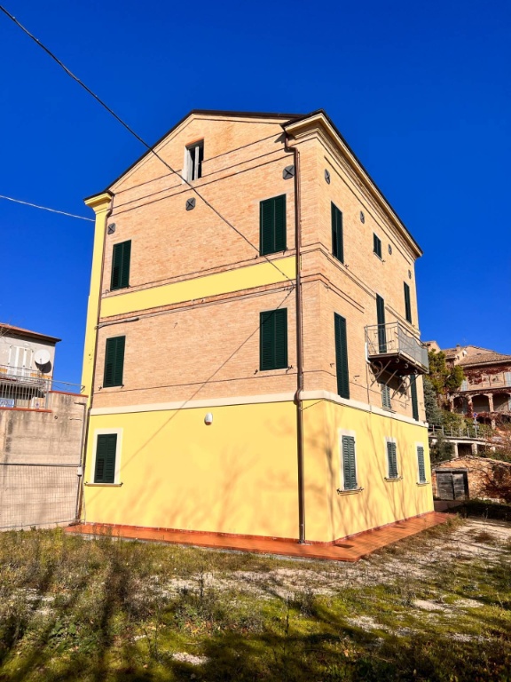 Casa indipendente in Viale Ugolino, Montegiorgio, 12 locali, 3 bagni