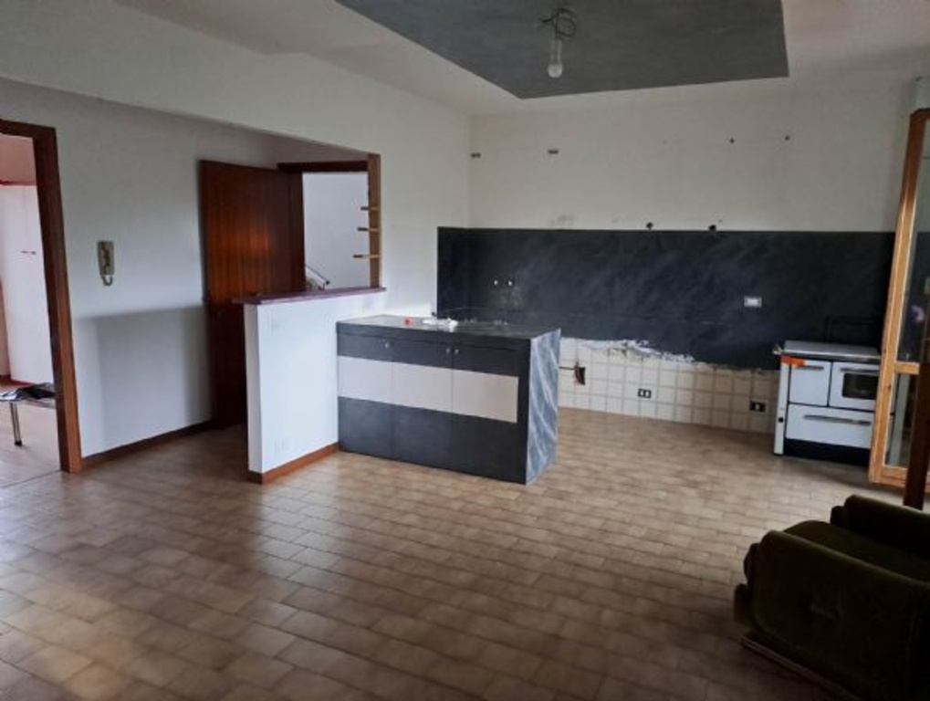 Appartamento a Maiolati Spontini, 6 locali, 1 bagno, 100 m², abitabile