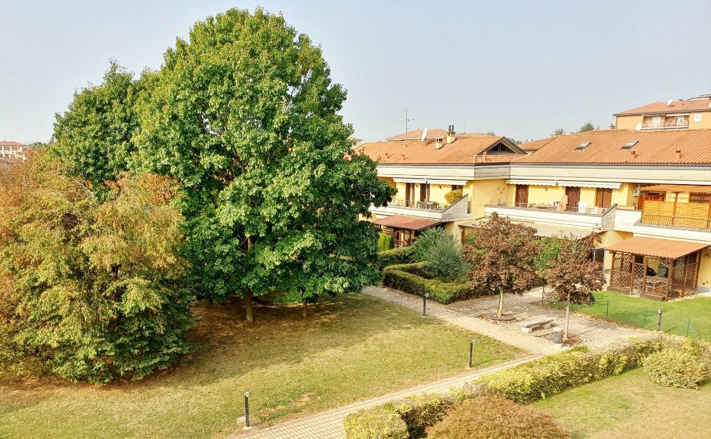 Quadrilocale in Ambrosoli, Cornate d'Adda, 2 bagni, giardino in comune