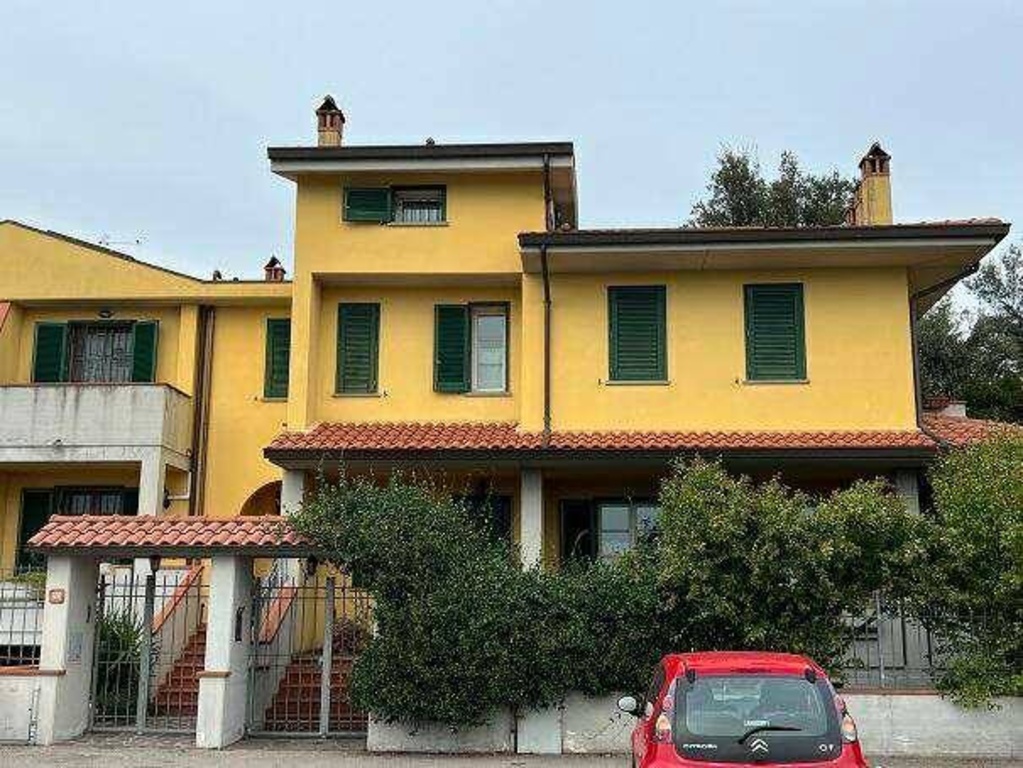 Mansarda in Via Natalia Ginzburg, Prato, 6 locali, 3 bagni, garage