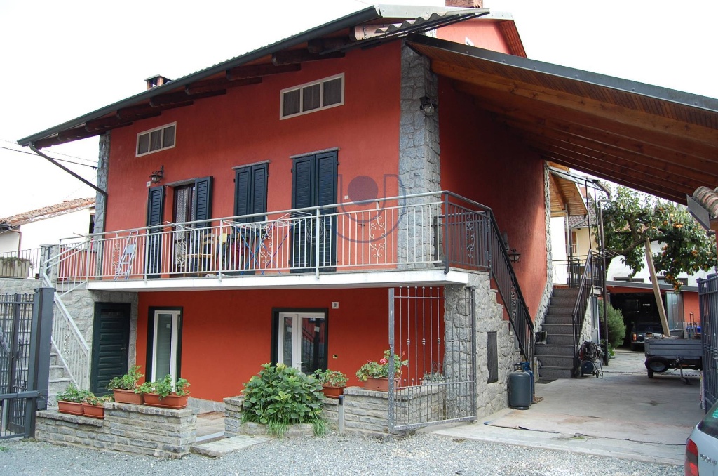 Casa indipendente in Via san francesco d'assisi, Giaveno, 6 locali