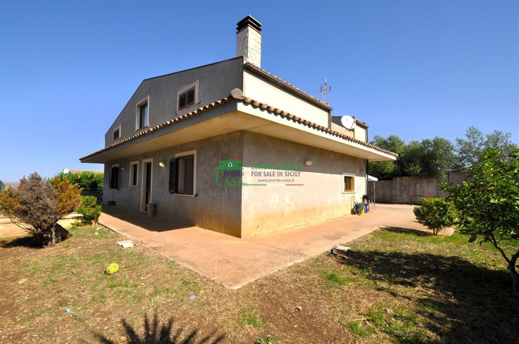 Villa a Ragusa, 8 locali, 3 bagni, con box, 210 m², terrazzo