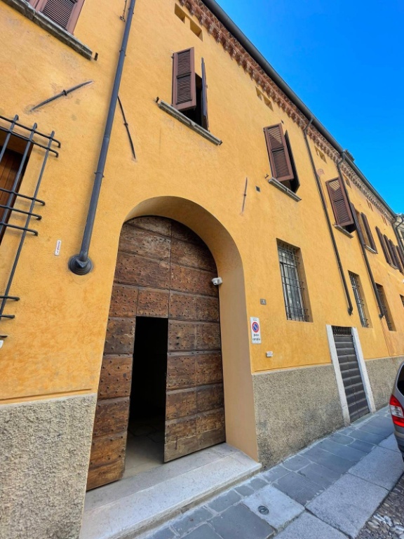 Quadrilocale a Mantova, 2 bagni, 300 m², piano nobile, stato grezzo