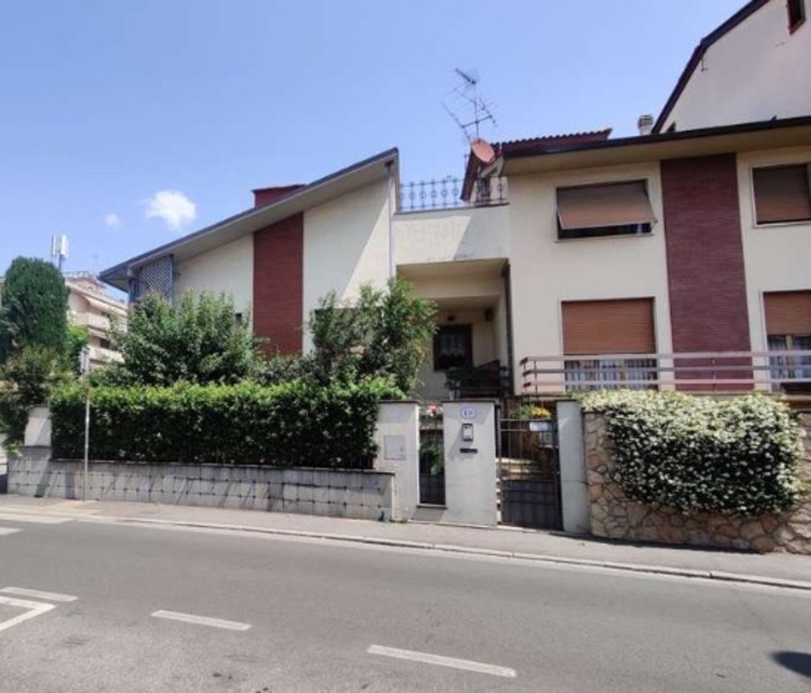 Villa a schiera in Via Montalese 158, Prato, 15 locali, 3 bagni