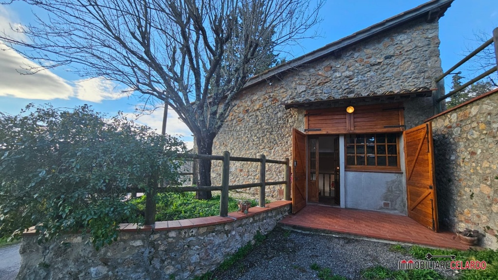 Trilocale a Colle di Val d'Elsa, 1 bagno, giardino privato, 89 m²