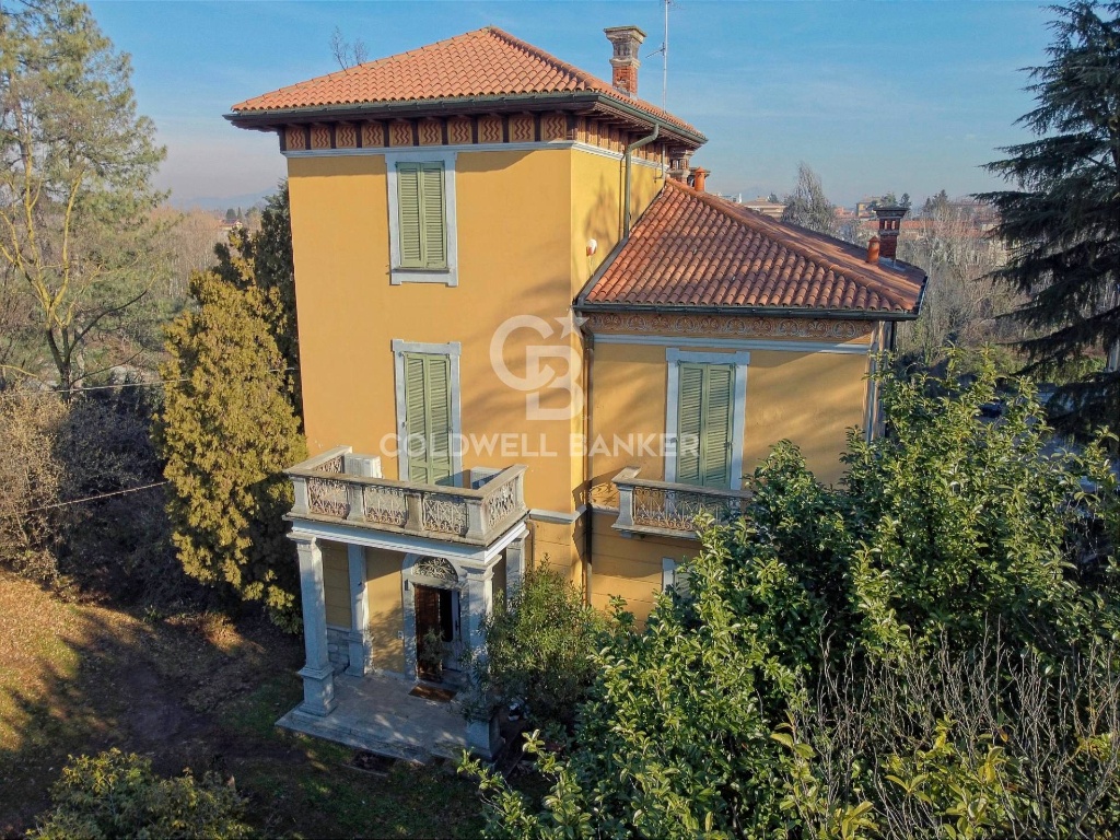 Villa singola in Via Brennero, Legnano, 6 locali, 3 bagni, con box