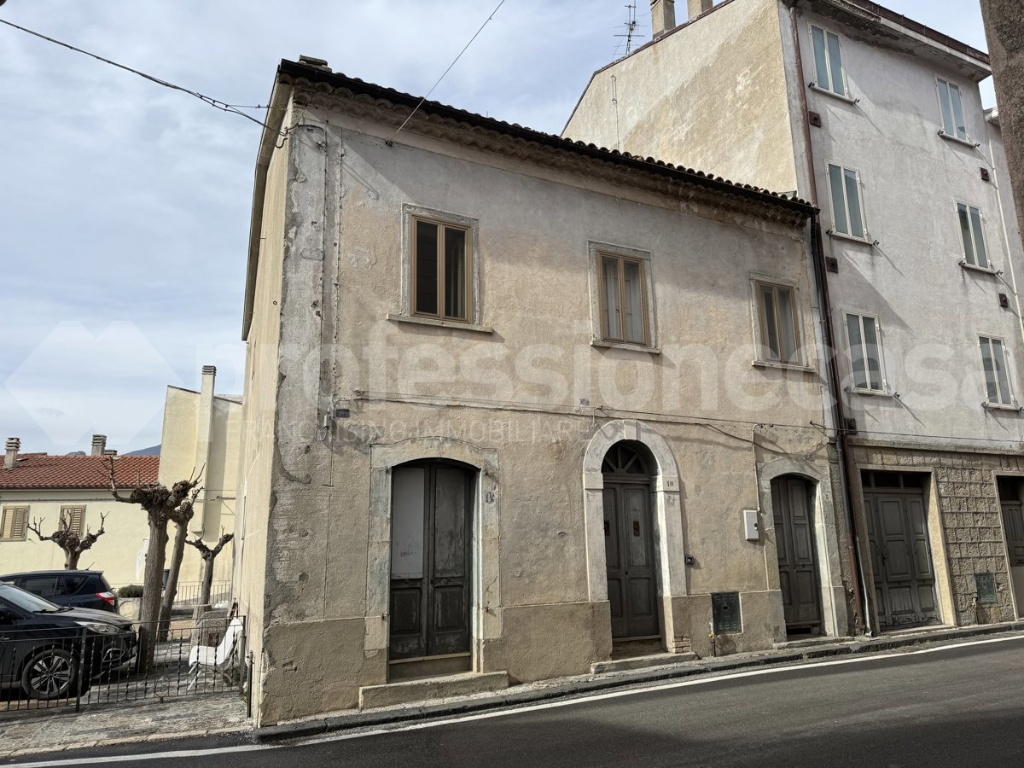 Casa indipendente in Umberto I, Sant'Angelo del Pesco, 8 locali