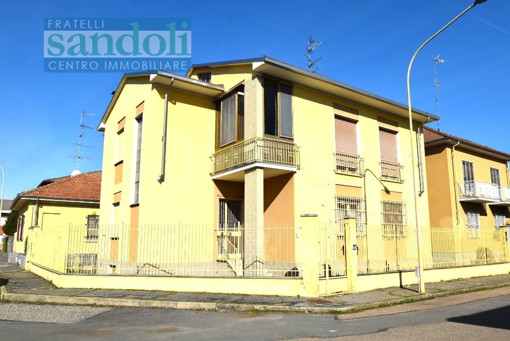 Casa indipendente in Via Eritrea, Vercelli, 7 locali, 3 bagni, con box