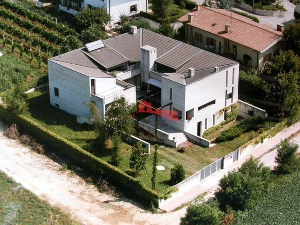 Villa a Pasian di Prato, 14 locali, 3 bagni, con box, 550 m², terrazzo