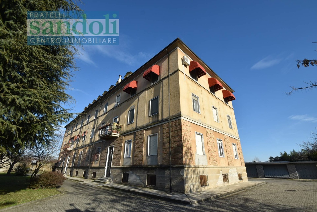 Appartamento in Viale Torricelli, Vercelli, 5 locali, 2 bagni, con box
