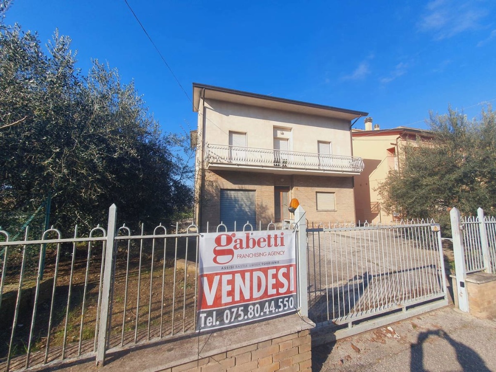 Casa indipendente in Via SAN BERNARDINO DA SIENA 50, Assisi, 6 locali