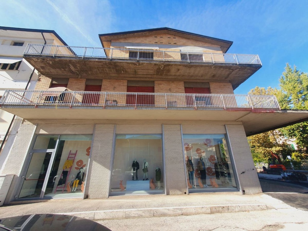 Quadrilocale in Via ROMA 30, Bastia Umbra, 2 bagni, posto auto, 175 m²