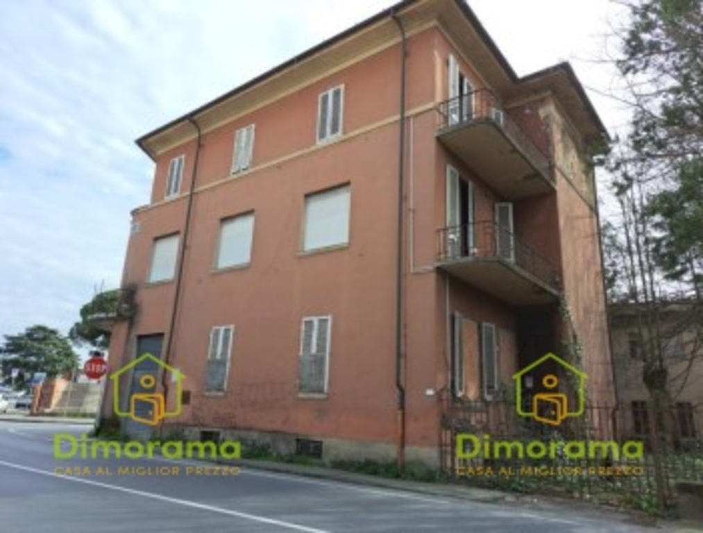 Palazzo in Angolo fra via San Donato e via Pisana, Lucca, 32 locali