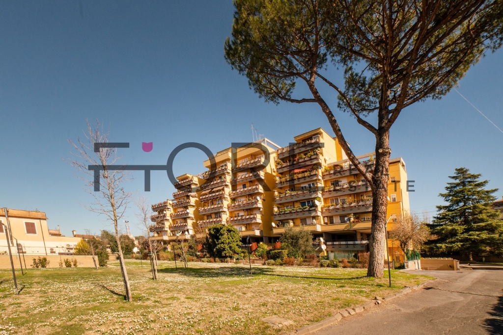 Trilocale in Via Salaria, Roma, 2 bagni, 92 m², 5° piano, 2 balconi