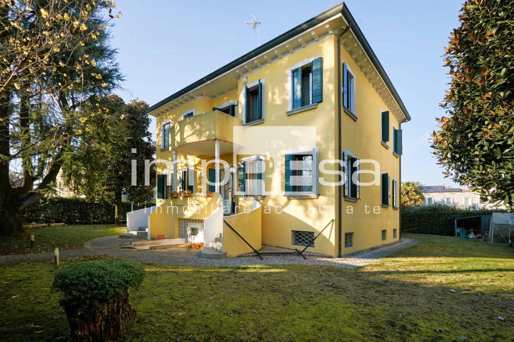 Villa in Via Roma, Mogliano Veneto, 11 locali, 5 bagni, con box