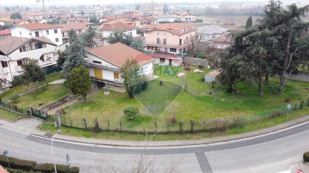Villa in Via I° Maggio, Trezzano Rosa, 5 locali, 2 bagni, con box