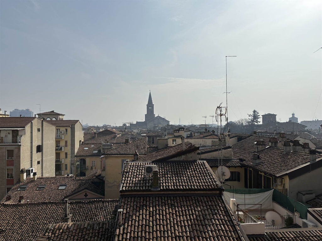 Attico a Piacenza, 8 locali, 3 bagni, 305 m², 5° piano, terrazzo