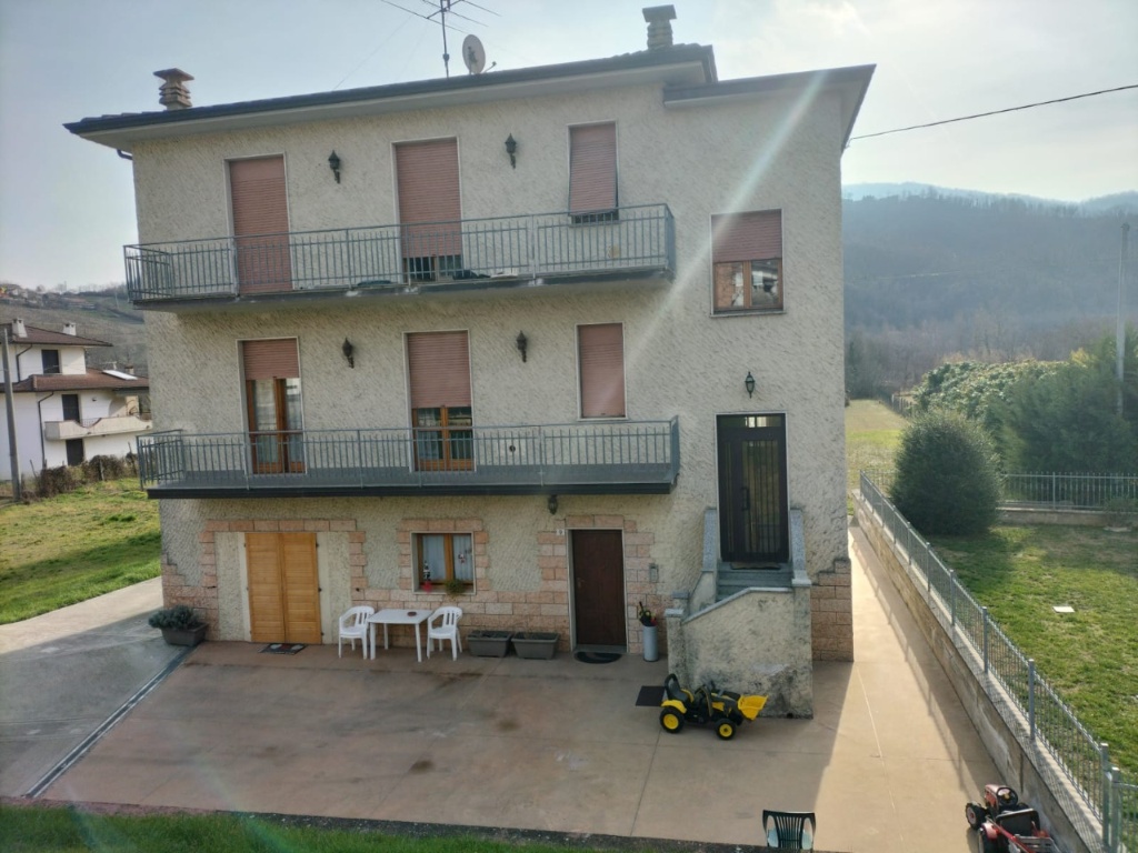 Casa indipendente a Vigolzone, 9 locali, 3 bagni, posto auto, 360 m²