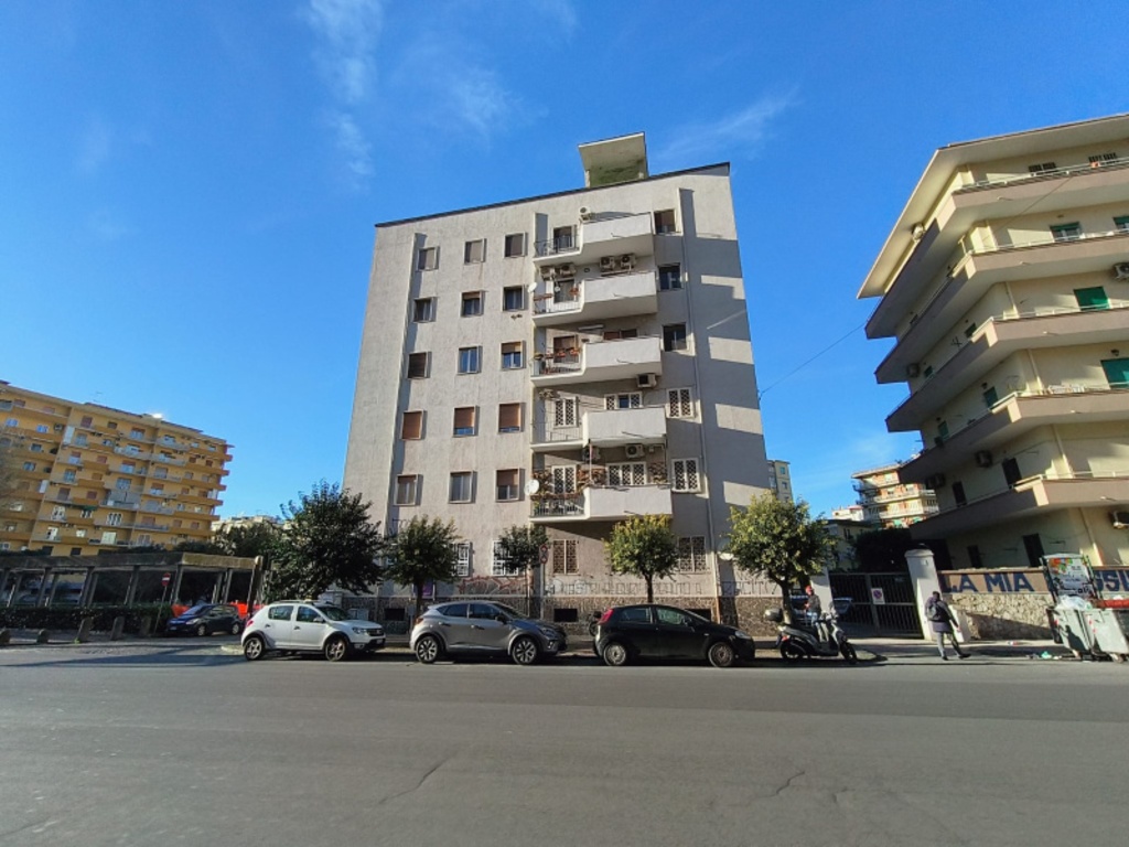 Appartamento in Via Fuorigrotta, Napoli, 1 bagno, posto auto, 90 m²